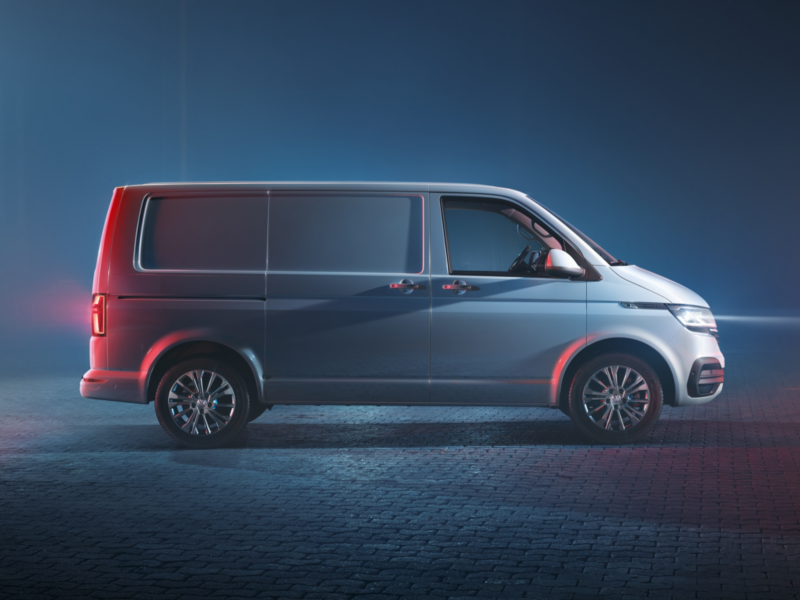 Der Transporter 6.1 von der Seite.