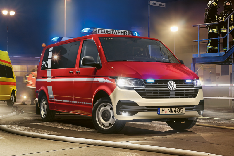 Un VW transporter en un camion de pompiers.