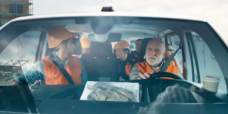 In einem Volkswagen Transporter 6.1 Kombi sitzen sieben Arbeiter.