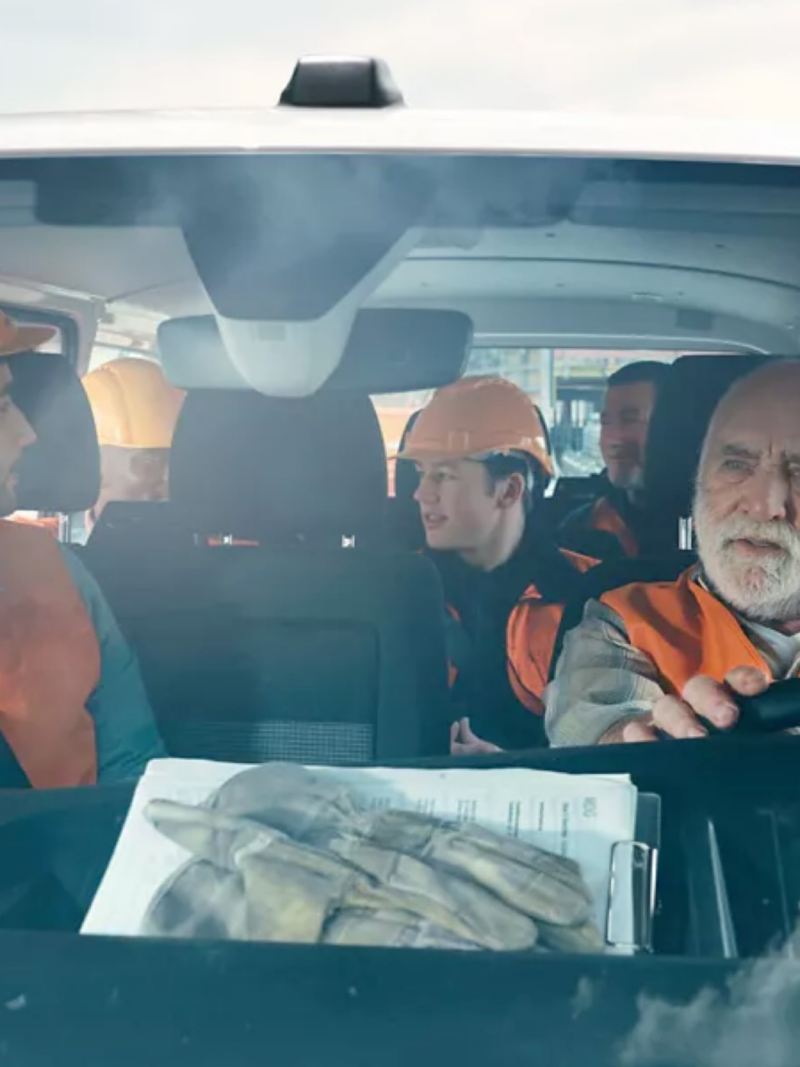 In einem Volkswagen Transporter 6.1 Kombi sitzen sieben Arbeiter.