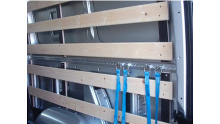 Rails d'arrimage et sangles