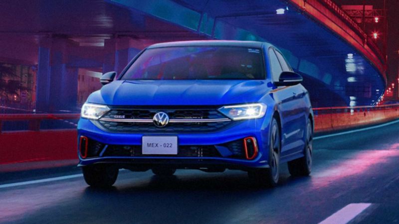 Jetta GLI 2023, auto deportivo de Volkswagen en color azul sobre autopista.