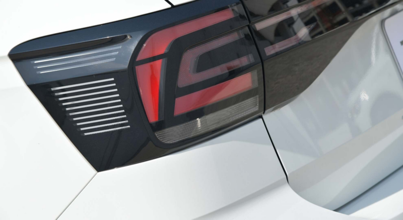 Imagen exterior de parte trasera de camioneta SUV Volkswagen que ilustra su transmisión. 