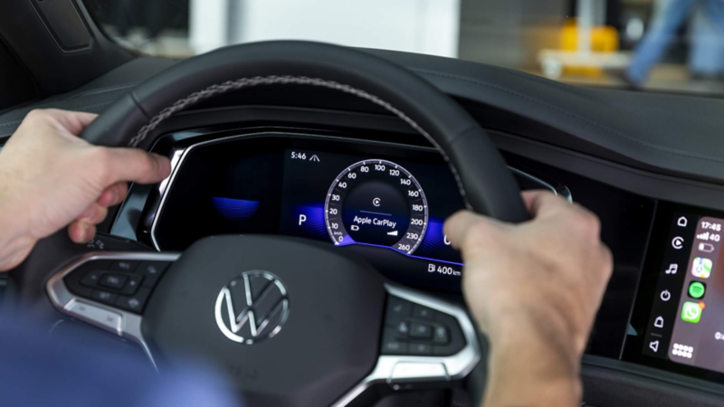 Volante multifunciones y cuadro de instrumentos digital en Volkswagen Jetta. 