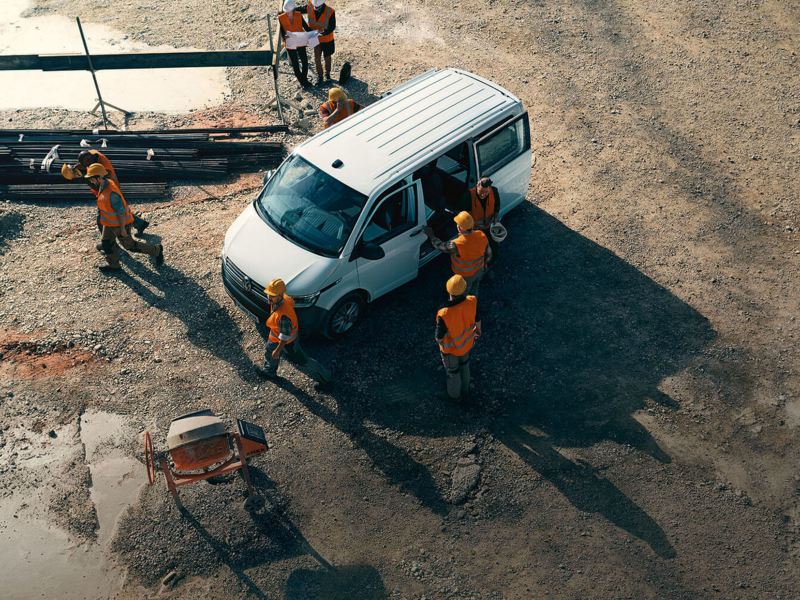 Volkswagen Transporter 6.1 Double cabine sur un chantier avec des employés à proximité