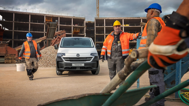 Personal de trabajo desciende del vehículo VW Transporter