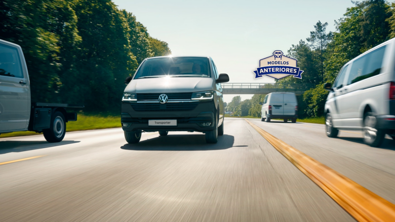Transporter Cargo Van 2024 vista panorámica en carretera