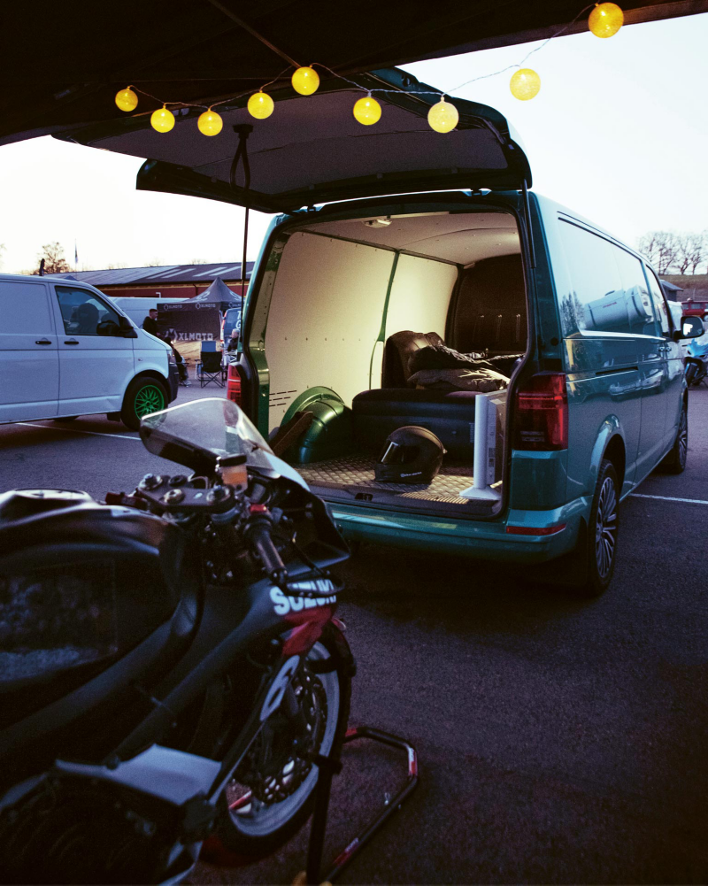 I lyxutrustade Transporter fick allt plats – även ett sovande roadracingproffs