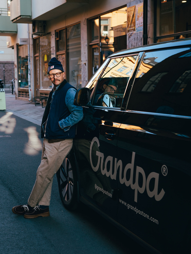 Jonas Pelz bredvid en ID. Buzz Cargo med motivet Grandpa