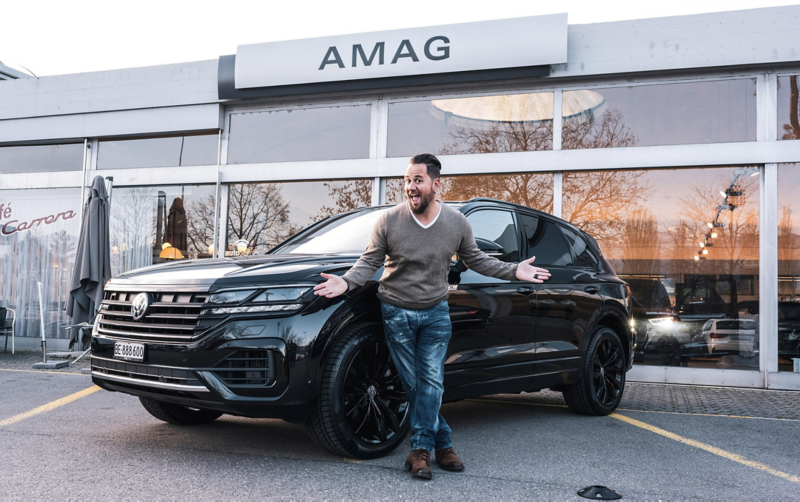 Trauffer steht vor seinem fertige Touareg V8