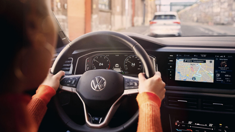 Une femme conduite une Polo avec Travel Assist.