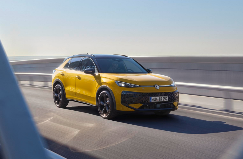 Żółty T-Roc jedzie drogą. dynamiczne ujęcie.