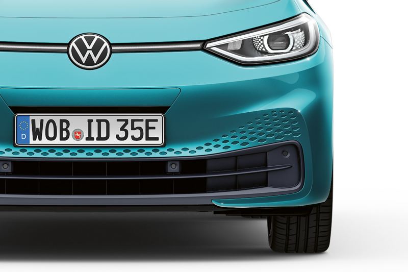 Der Buchstabe „E“ ergänzt das Kennzeichen für Elektroautos