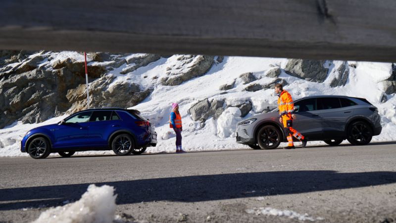 Un empleado de servicio de Volkswagen llega para ayudar a un coche VW en la carretera