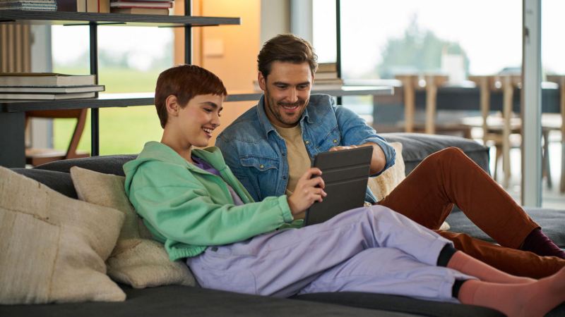 Una pareja en un sofa con una tablet