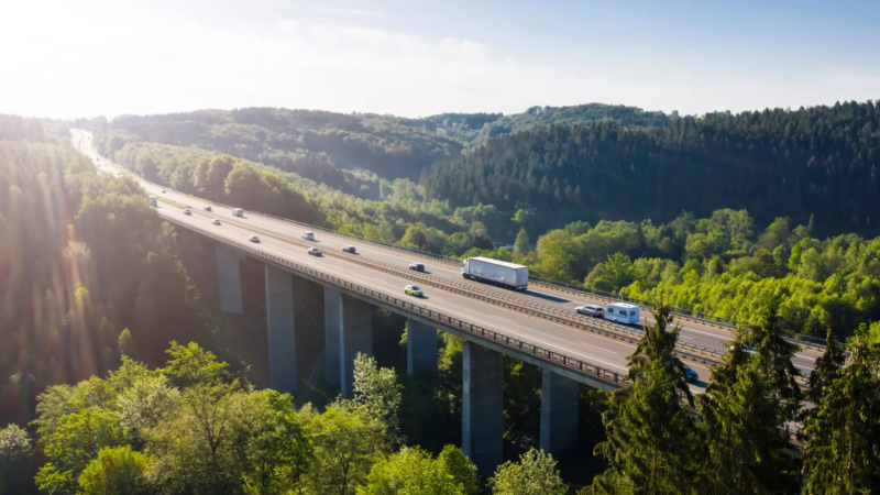 Coches y camiones atraviesan un puente