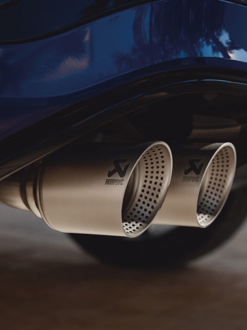 Detalle de los tubos de escape de un Volkswagen T-Roc R