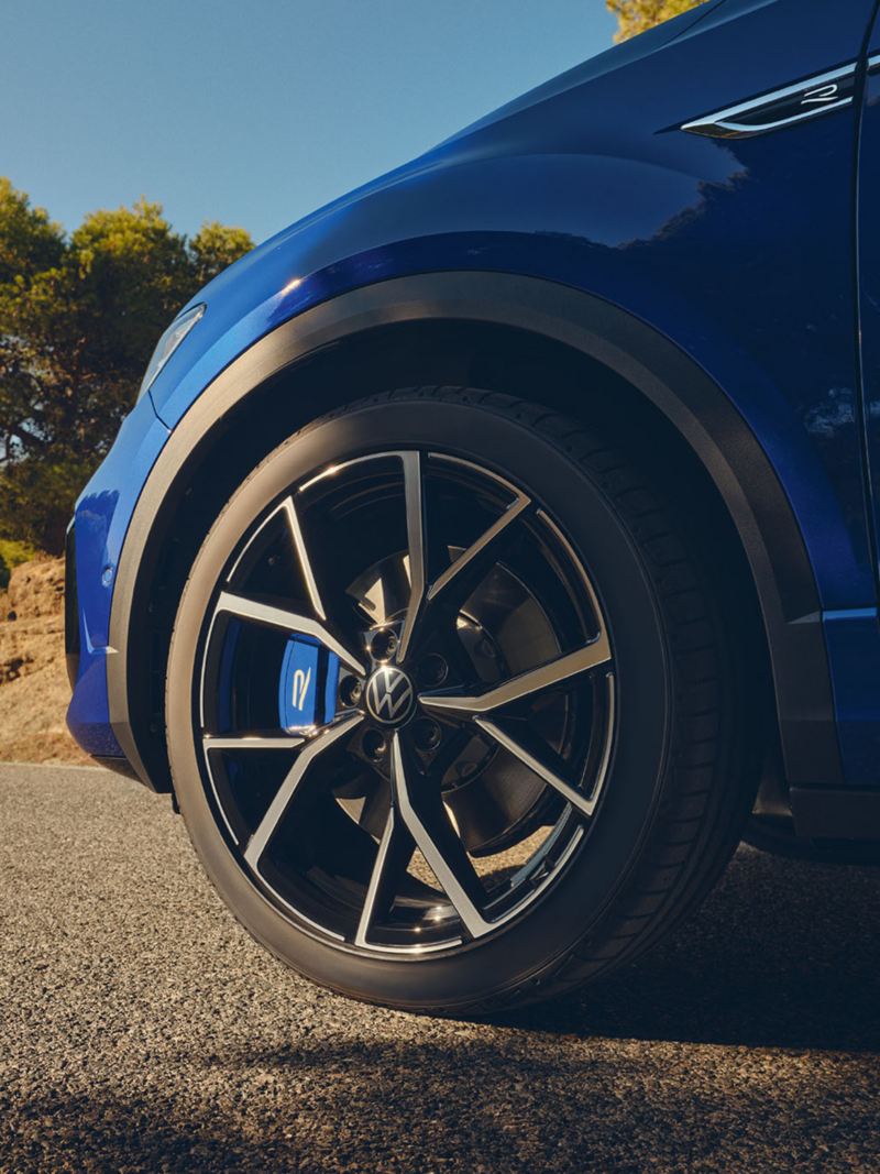 Detalle de una llanta de un Volkswagen T-Roc R azul