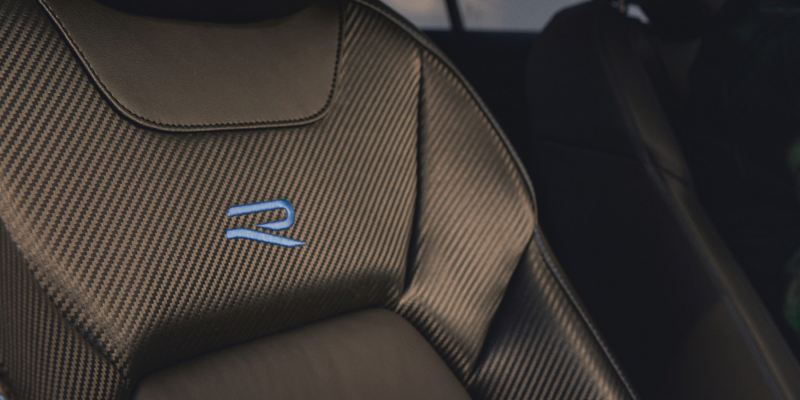 Detalle del emblema R en el asiento delantero de un T-Roc