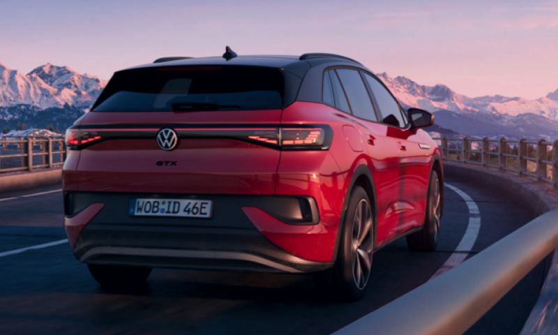 Volkswagen ID.4 GTX rojo visto desde atrás en una carretera de montaña