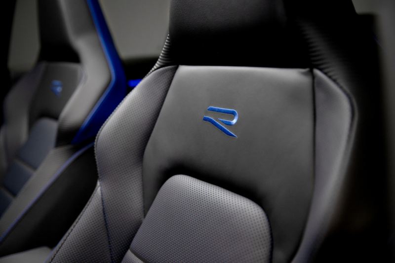 Detalle del emblema R en las butacas delanteras del Volkswagen Golf R