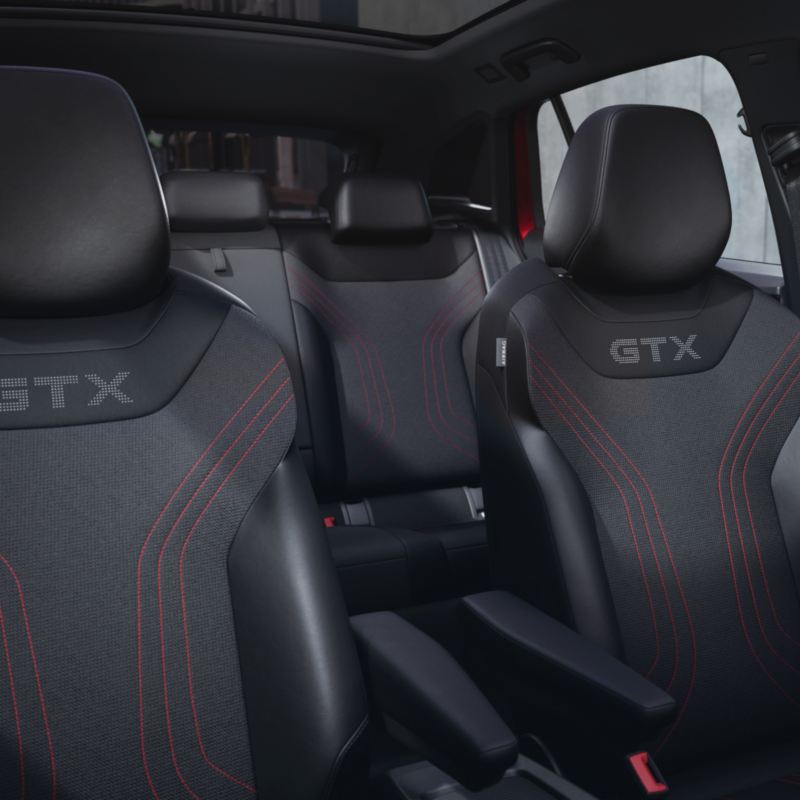 Interior del Volkswagen ID.4 GTX con vista de los asientos delanteros y la cabina.