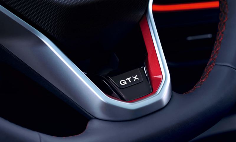 Interior de un Volkswagen ID.4 GTX con vista del volante con las letras GTX.