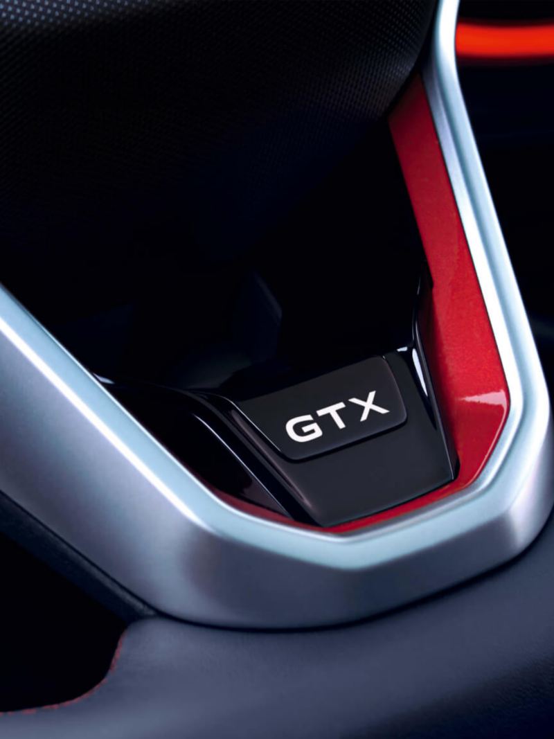 Interior de un Volkswagen ID.4 GTX con vista del volante con las letras GTX.