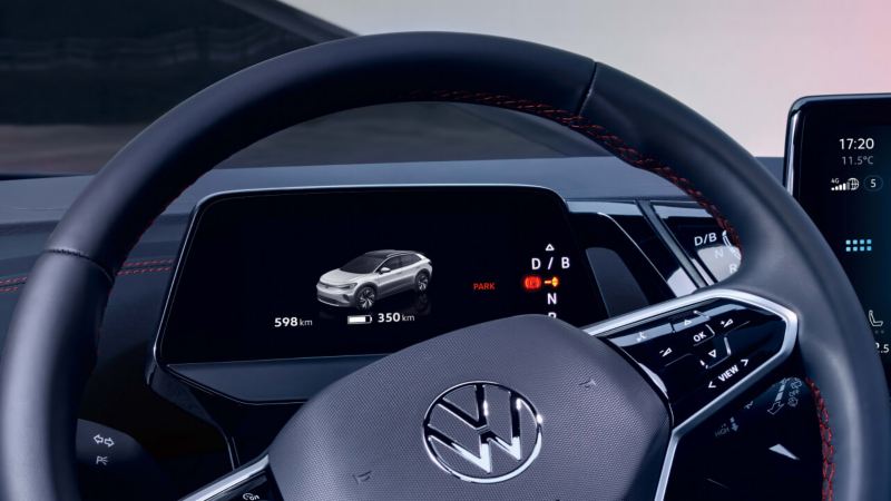 Interior de un Volkswagen ID.4 GTX. Vista del volante multifunción y del sistema de infoentretenimiento.