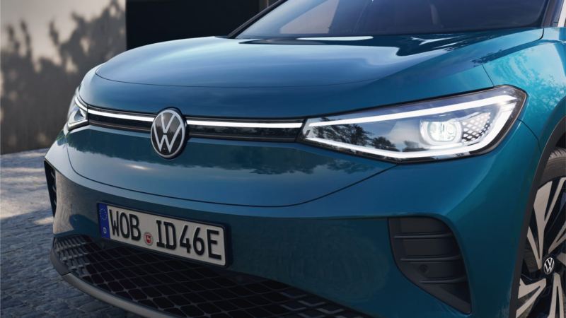 Detalle de los faros de un Volkswagen ID.4 azul