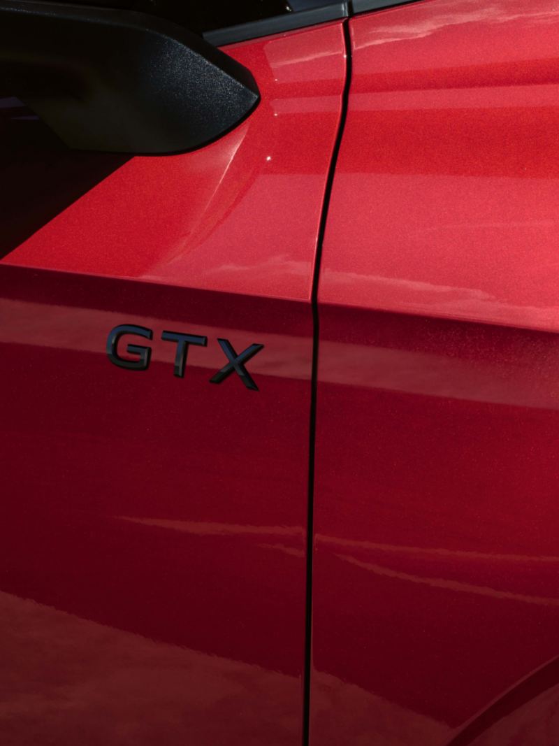Detalle del logo GTX de un Volkswagen ID.5 rojo