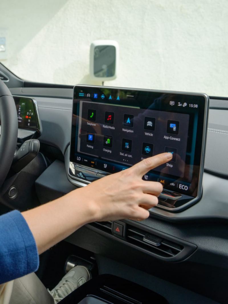 Detalle de una mano controlando la pantalla interactiva de un Volkswagen ID.5
