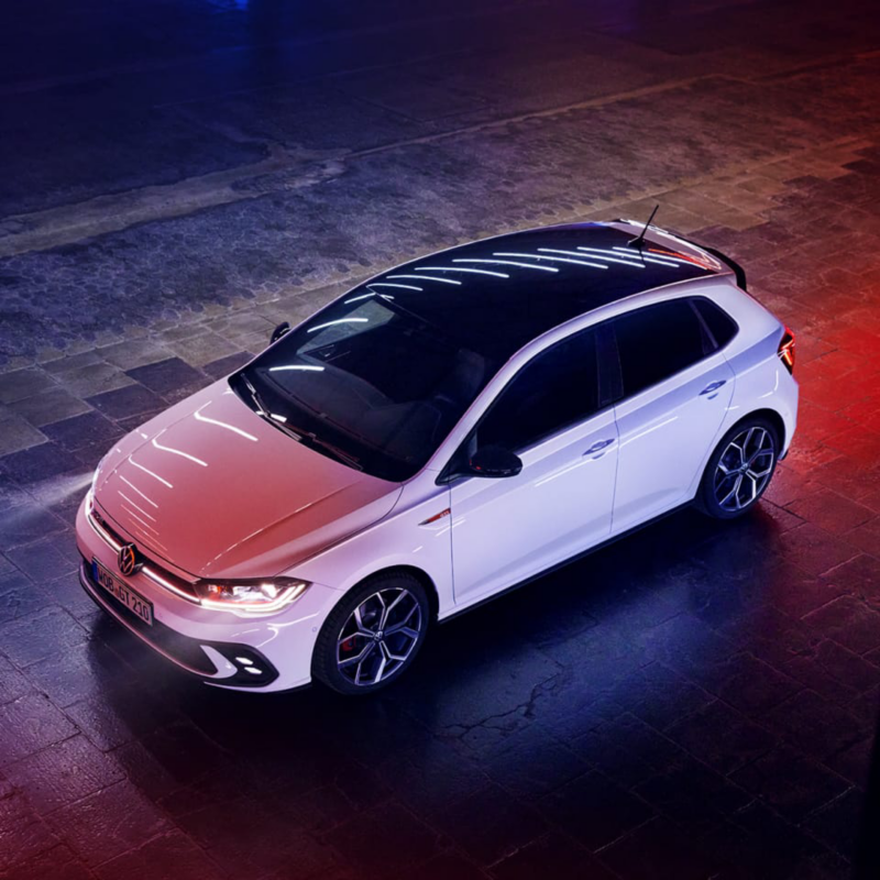 Volkswagen Polo GTI 25 aniversario de color blanco estacionado