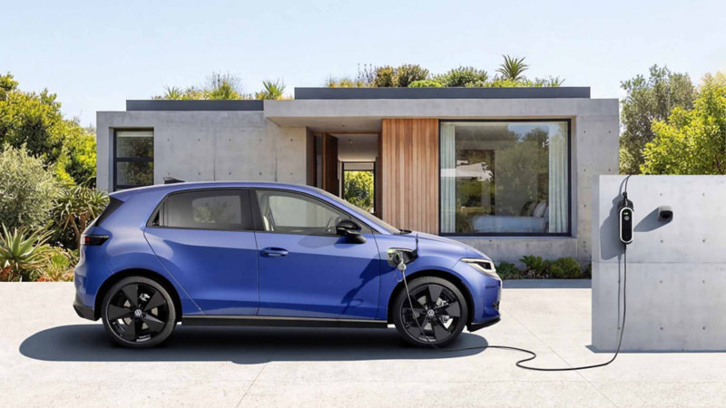 Volkswagen enchufado al cargador de Volkswagen ID. Charger Pro