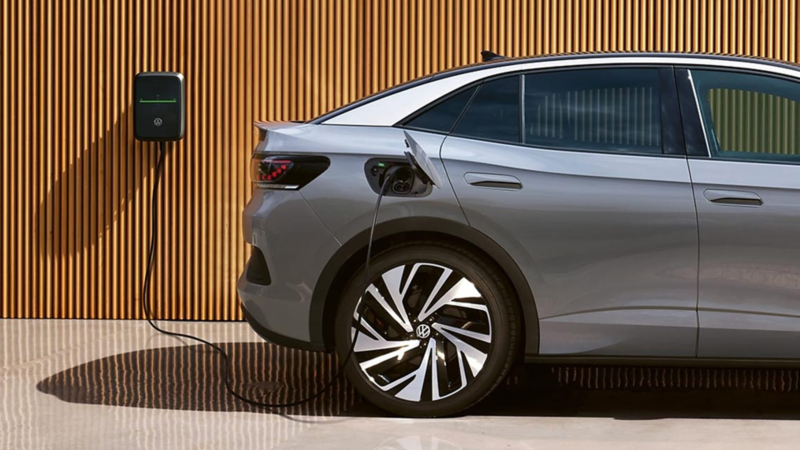 Volkswagen enchufado al cargador de Volkswagen ID. Charger Pro 2