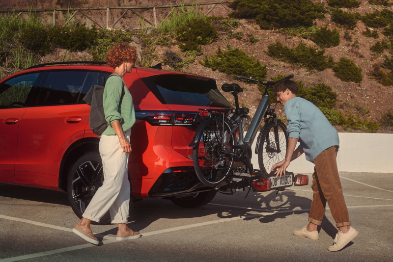 Un Volkswagen de color rojo con un porta bicis