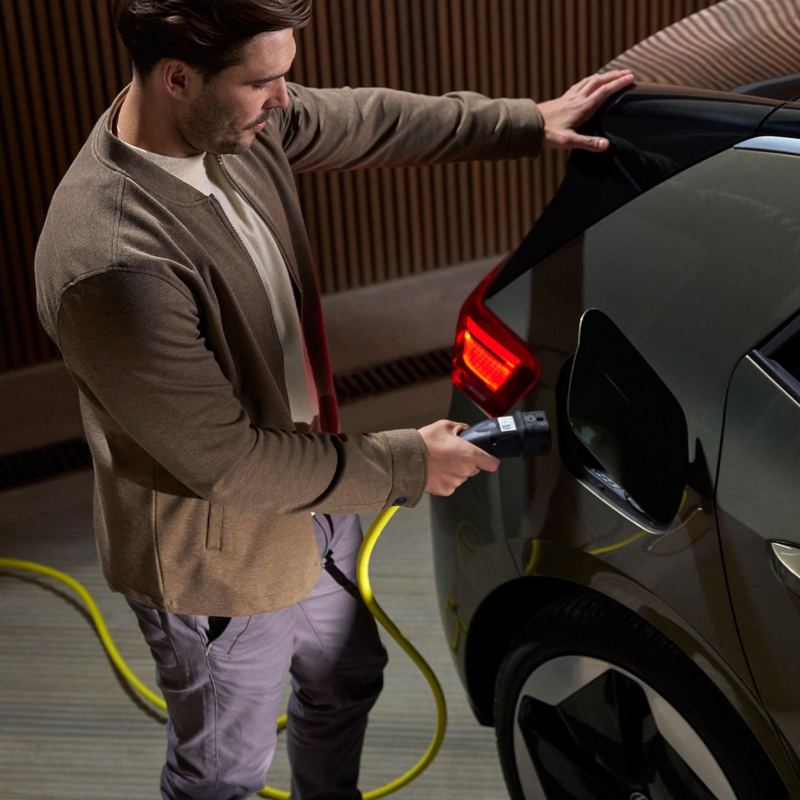 Chico cargando un Volkswagen ID.