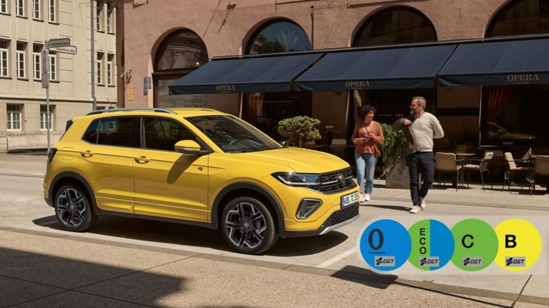 Un Volkswagen T-Cross de color amarillo estacionado en la calle