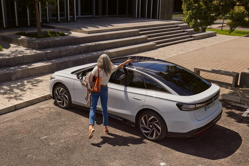 Un Volkswagen de color blanco estacionado en la calle