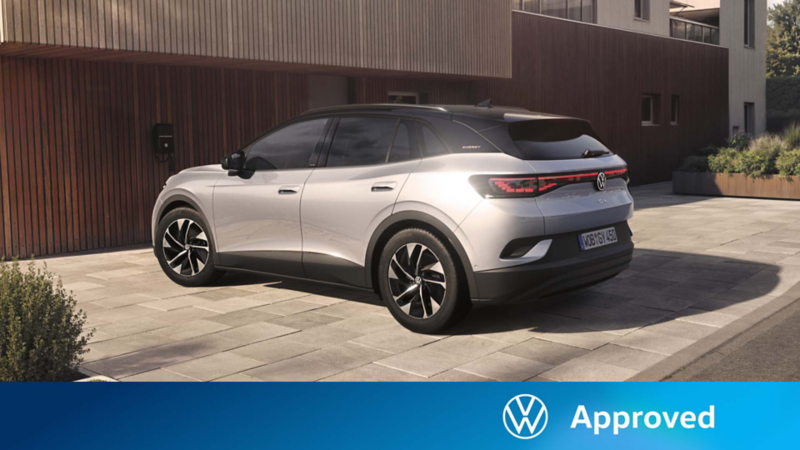 Un Volkswagen eléctrico conectado a carga con el logo de Approved
