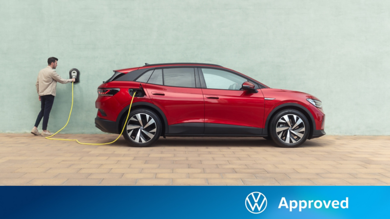 Un Volkswagen eléctrico conectado a carga con el logo de Approved