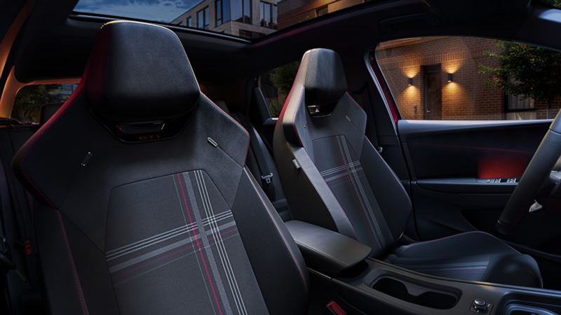 Vista interior de los asientos del VW ID. Polo GTI al anochecer