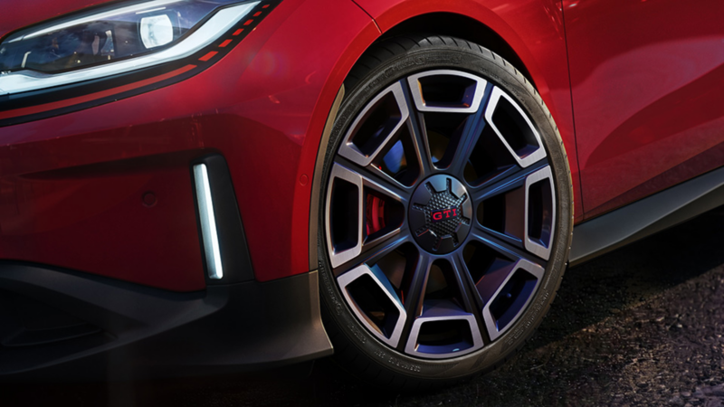 Detalle de los neumáticos y llantas de un nuevo ID. Polo GTI rojo