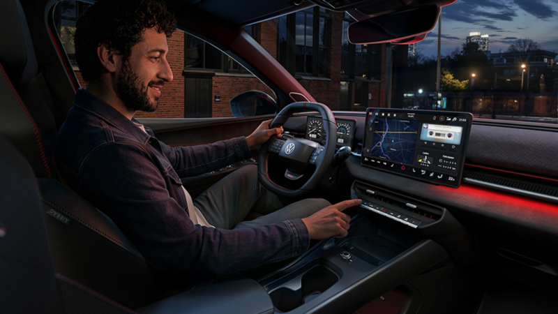 Plano interior del salpicadero del nuevo ID. Polo GTI y una persona sentada en el asiento delantero