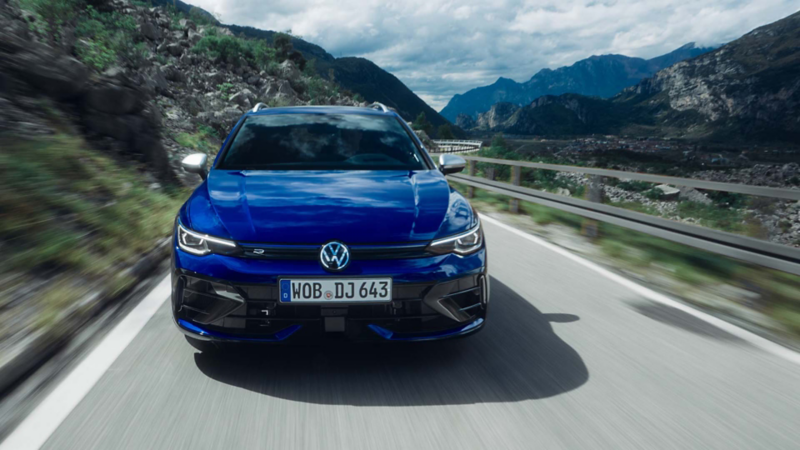 Volkswagen Golf 8 Variant R azul circulando por una carretera de montaña