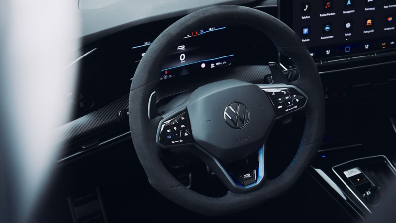 Detalle de un volante multifunción de un Volkswagen Golf Variant R 