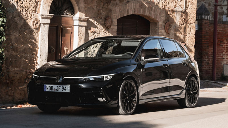 Un Volkswagen Golf R Black Edition estacionado fuera de una casa