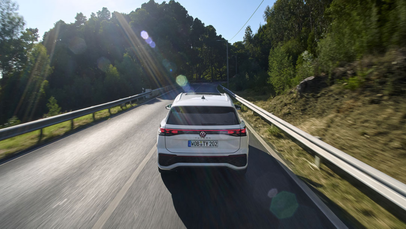 Un Volkswagen Tiguan blanco visto desde atrás en una carretera