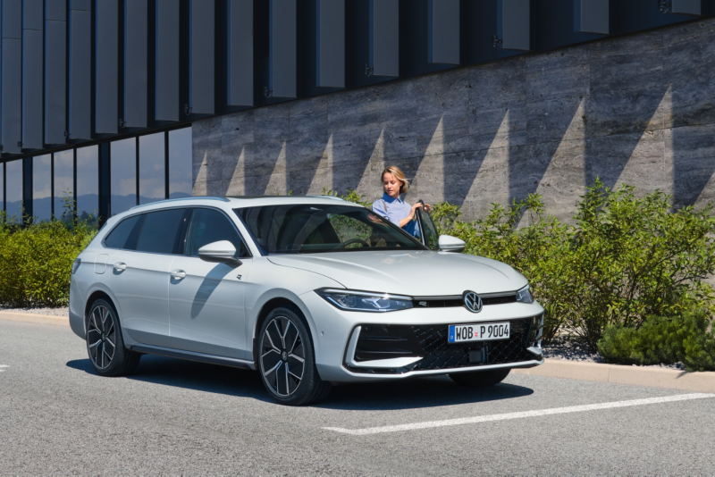 Una mujer entrando a un Volkswagen Passat de color blanco estacionado en la calle