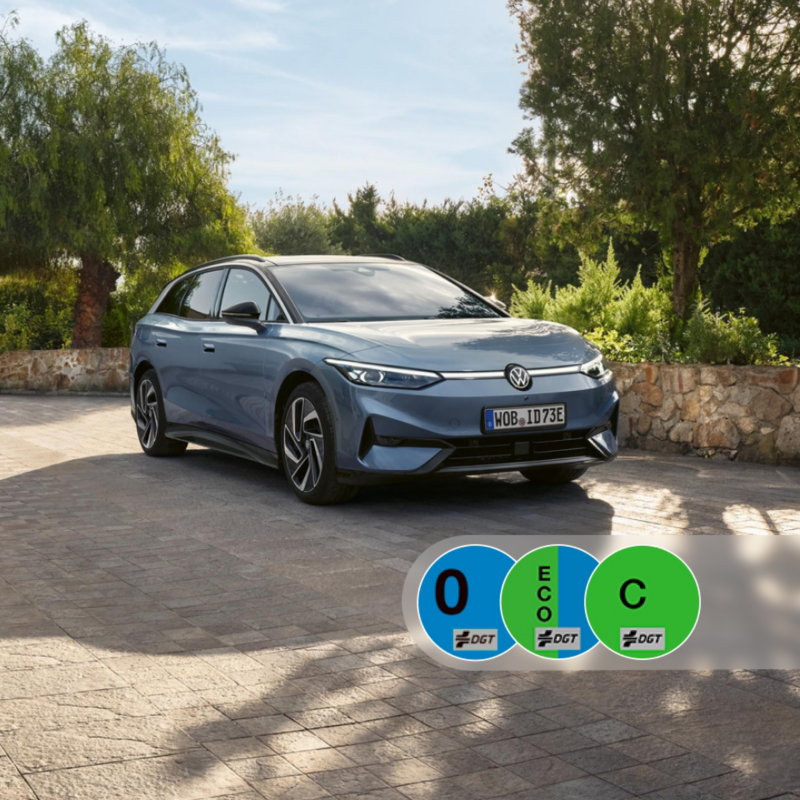Un Volkswagen estacionado con las etiquetas de DGT